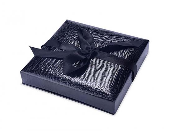boîte cadeau carrée avec ruban