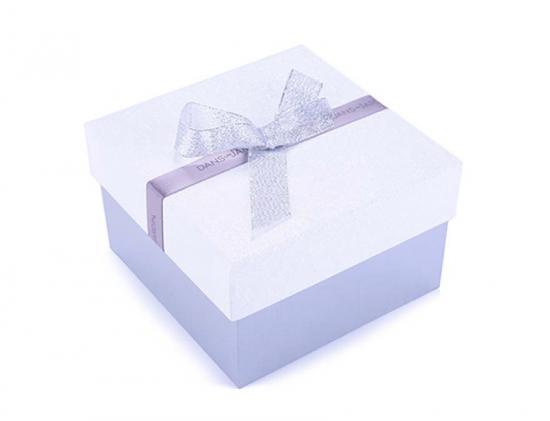 boîte-cadeau en papier avec un arc